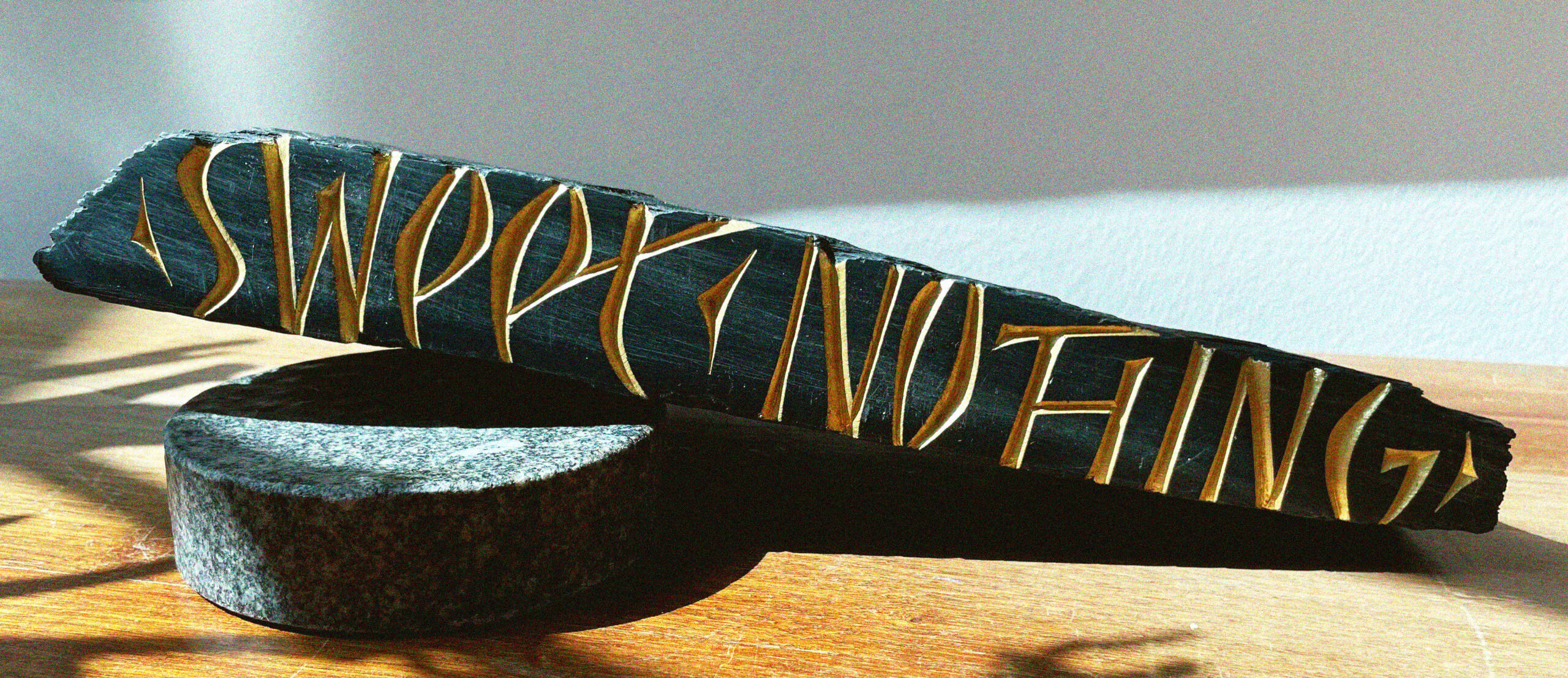 Artefacts, galets, objets de pierre sur mesure par un graveur sur pierre