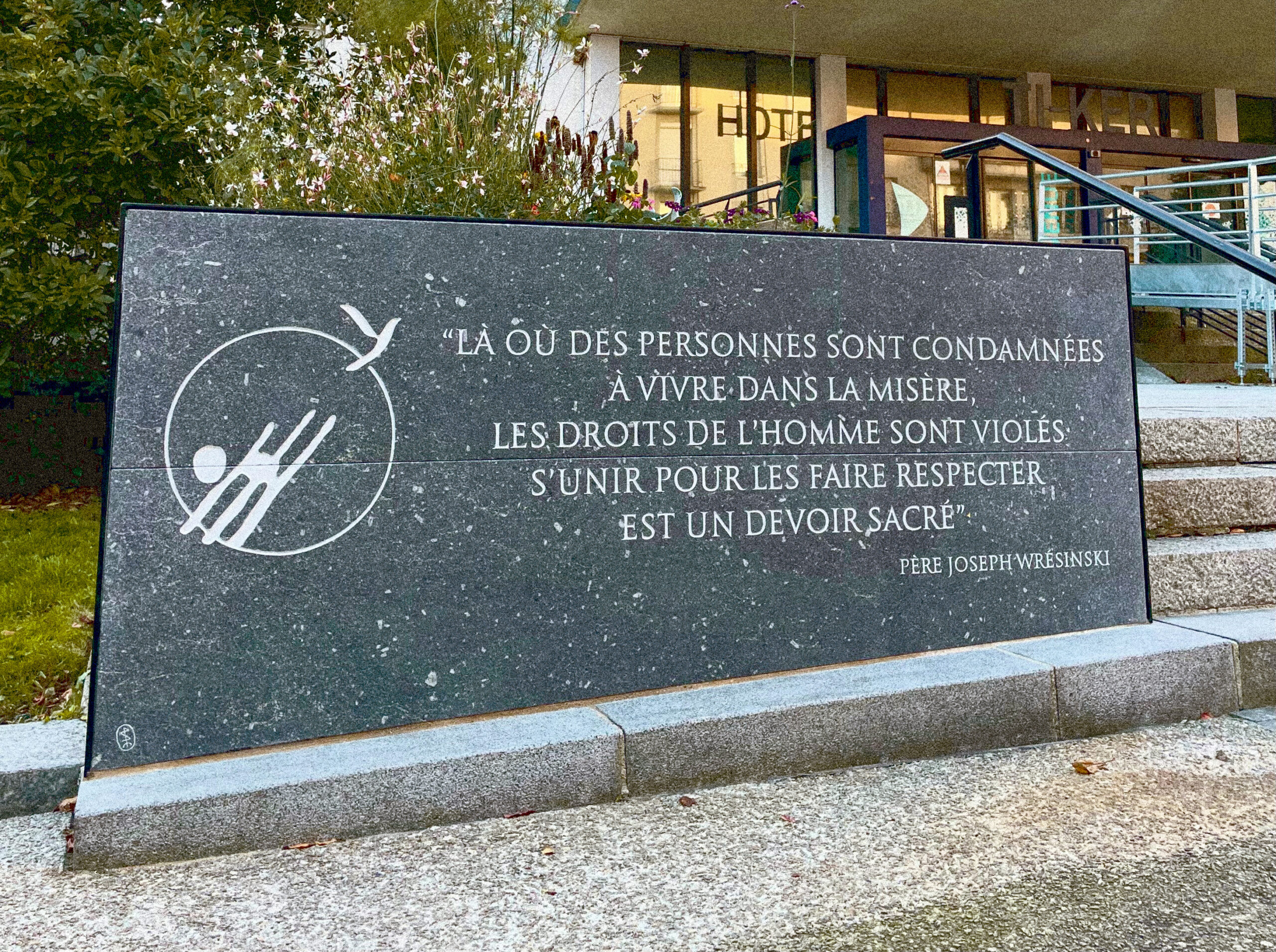 Plaque du refus de la misère en granit de Huelgoat, gravure lapidaire, Brest 2024