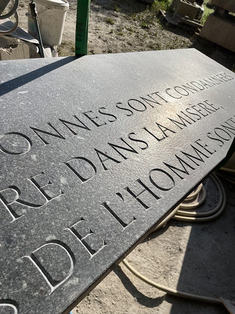 Plaque du refus de la misère en granit de Huelgoat, gravure lapidaire, Brest 2024