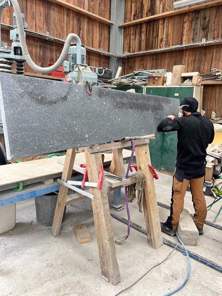 Plaque du refus de la misère en granit de Huelgoat, gravure lapidaire, Brest 2024