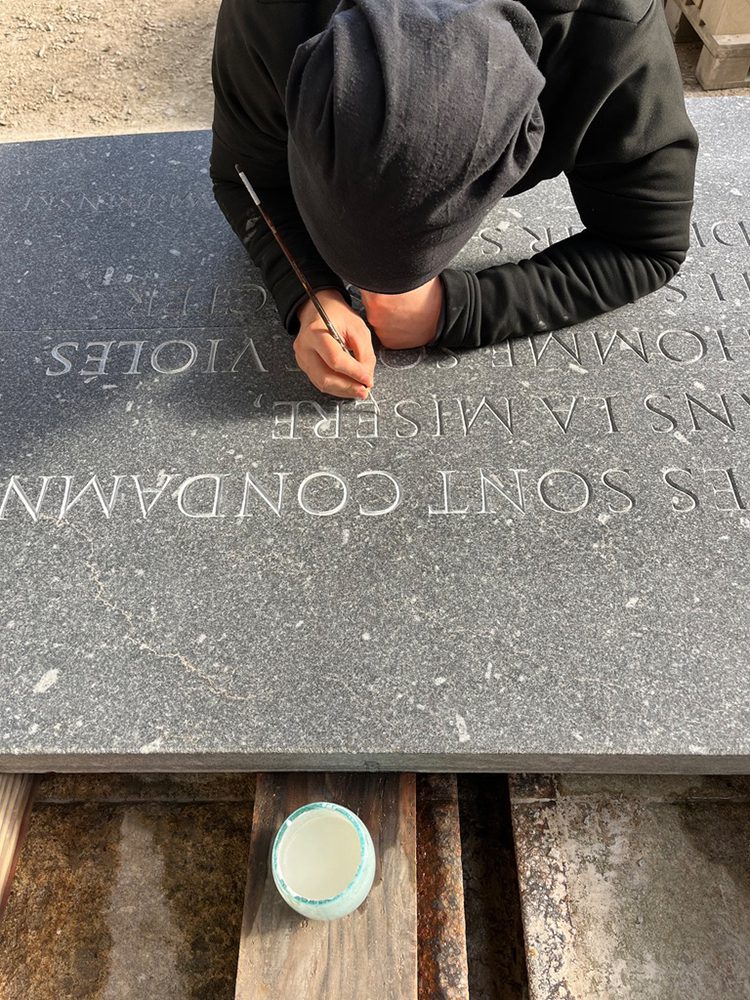 Plaque du refus de la misère en granit de Huelgoat, gravure lapidaire, Brest 2024