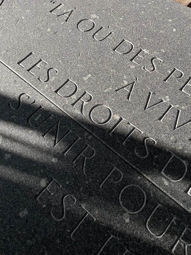 Gravure d'un monument public par artisan graveur sur pierre