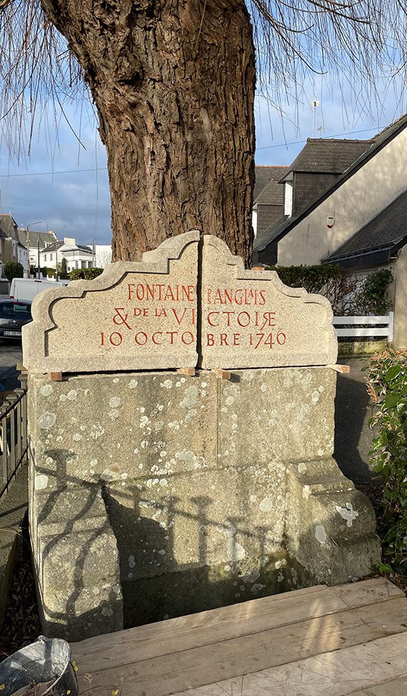 Restauration de la Fontaine des Anglais et de la Victoire, gravure et dorure sur granit, Lorient
