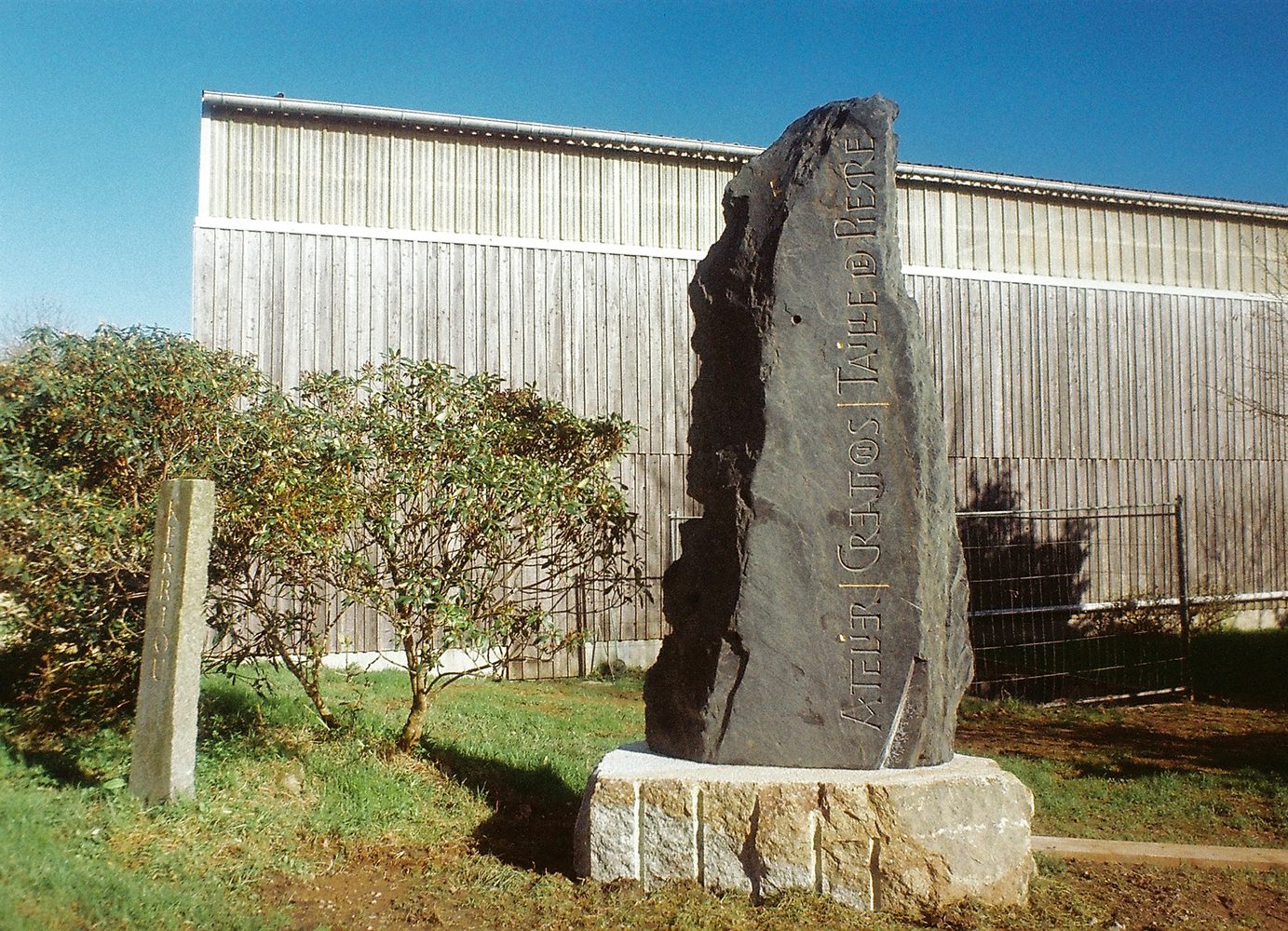 Menhir de signalétique en ardoise de Maël-Carhaix gravé et doré à la main, atelier Christophe Chini, Finistère