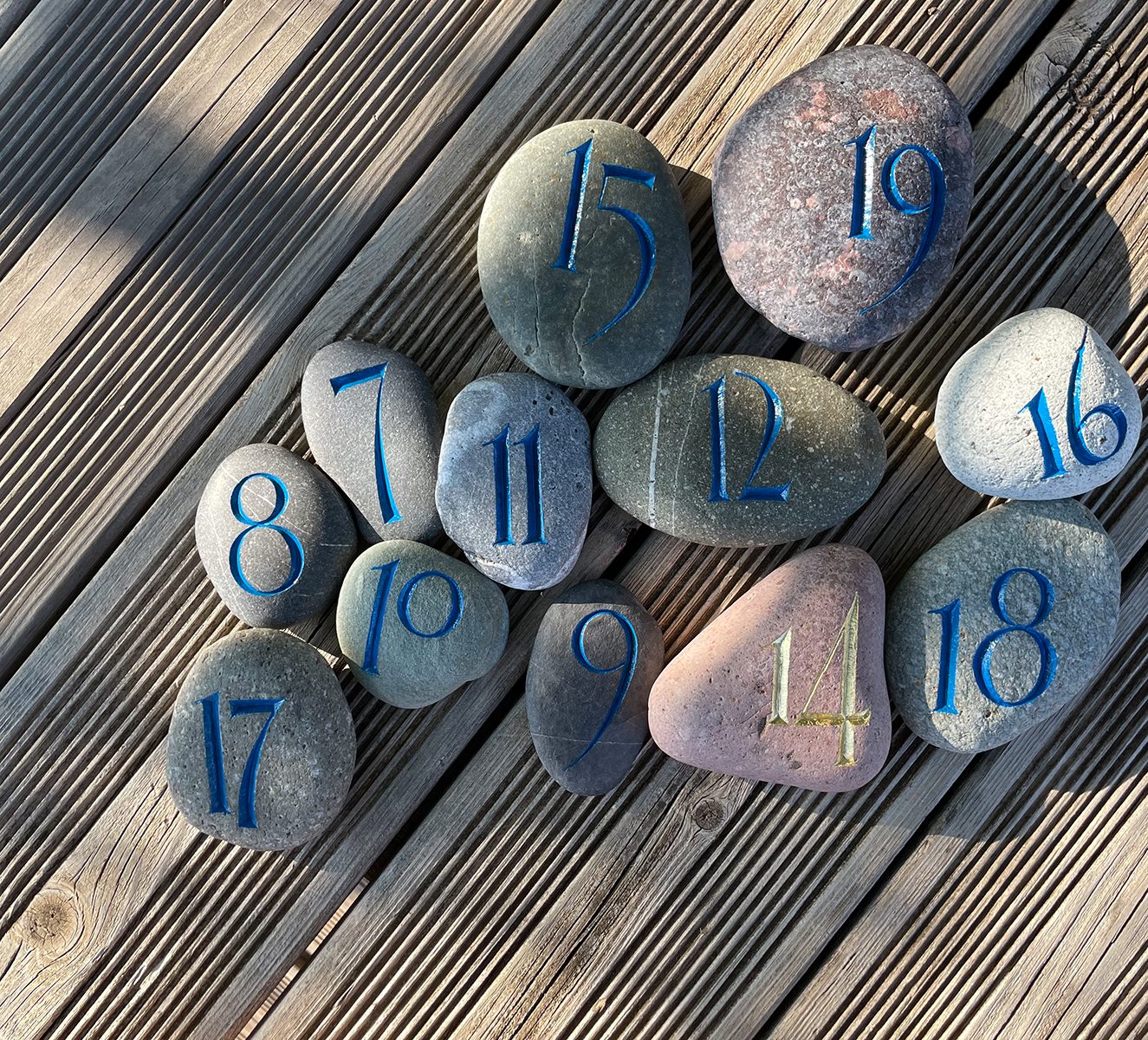 Plaque nominative en marbre de Carrara et galets gravés pour l'hôtel Santa Vittoria, Algajola