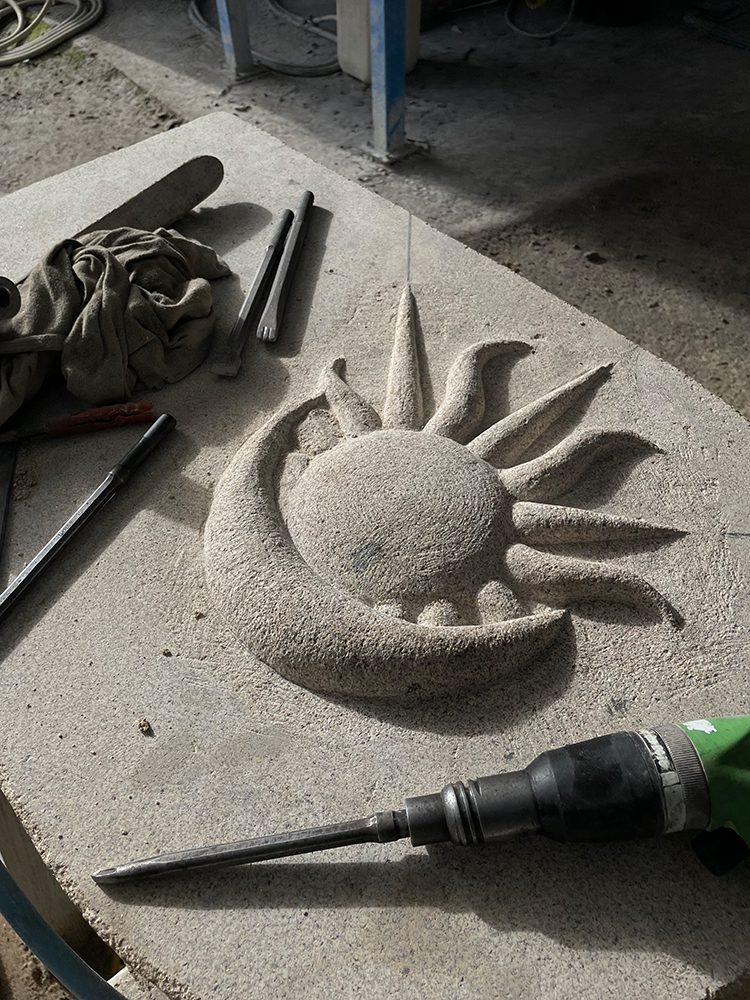 Stèle funéraire en granit massif de Gourin, gravure et dorure manuelles