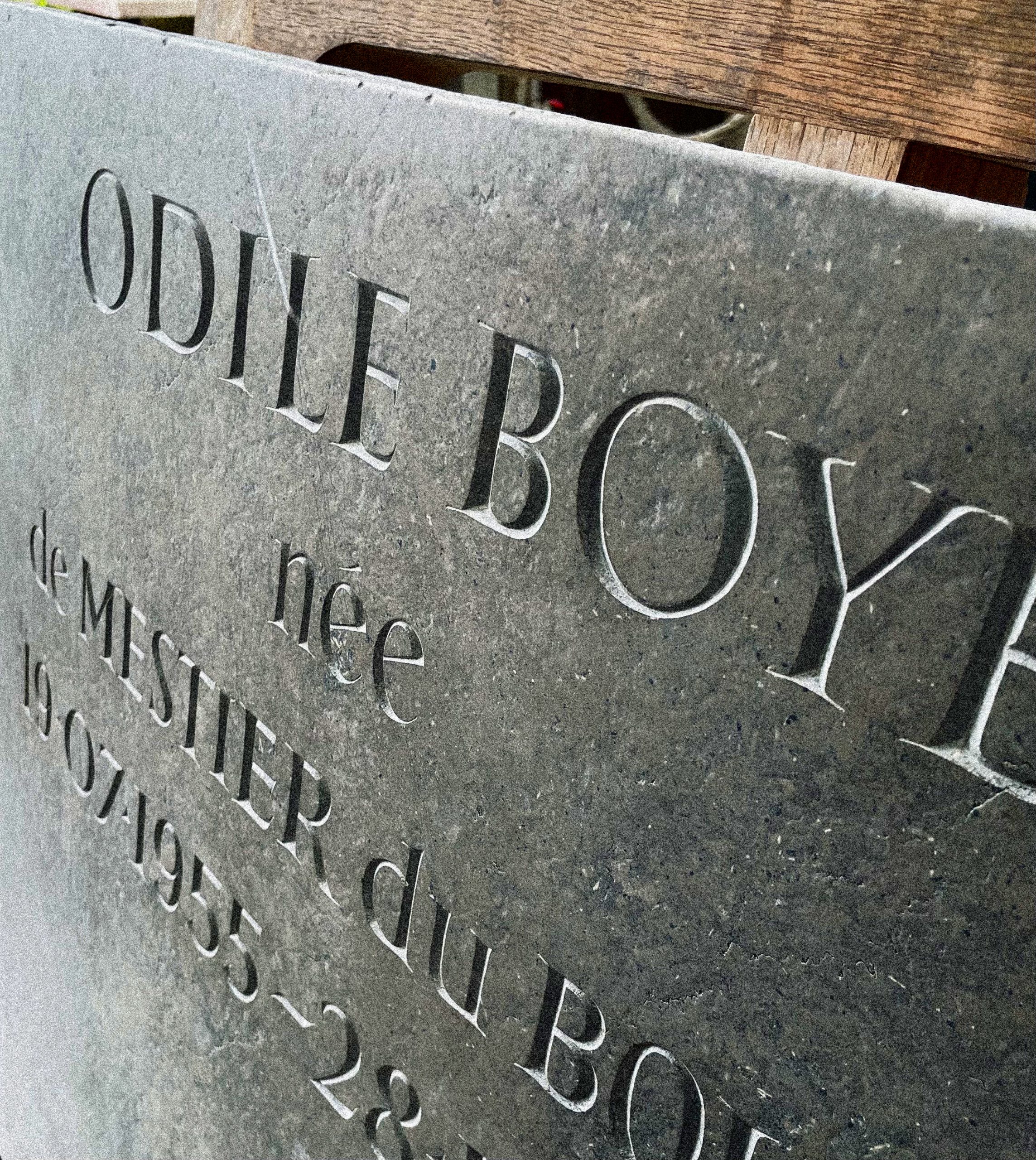 Pierre tombale et lettrage sur mesure par un graveur et tailleur de pierre