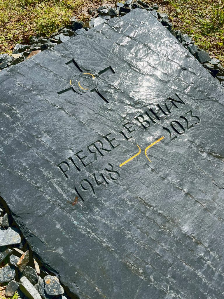 Pierre tombale et lettrage sur mesure par un graveur sur pierre