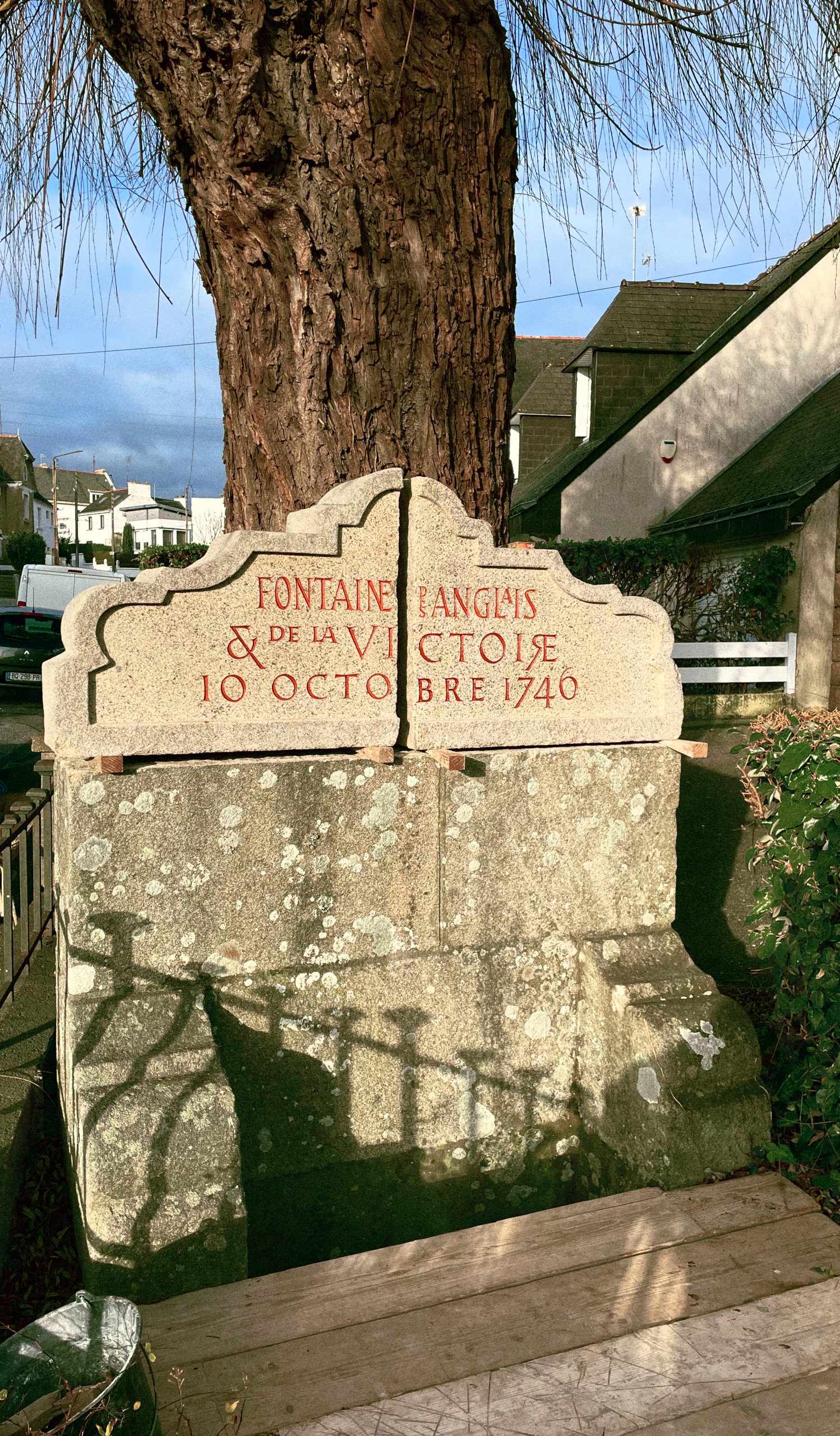 Gravure d'un monument public (fontaine) par artisan graveur sur pierre