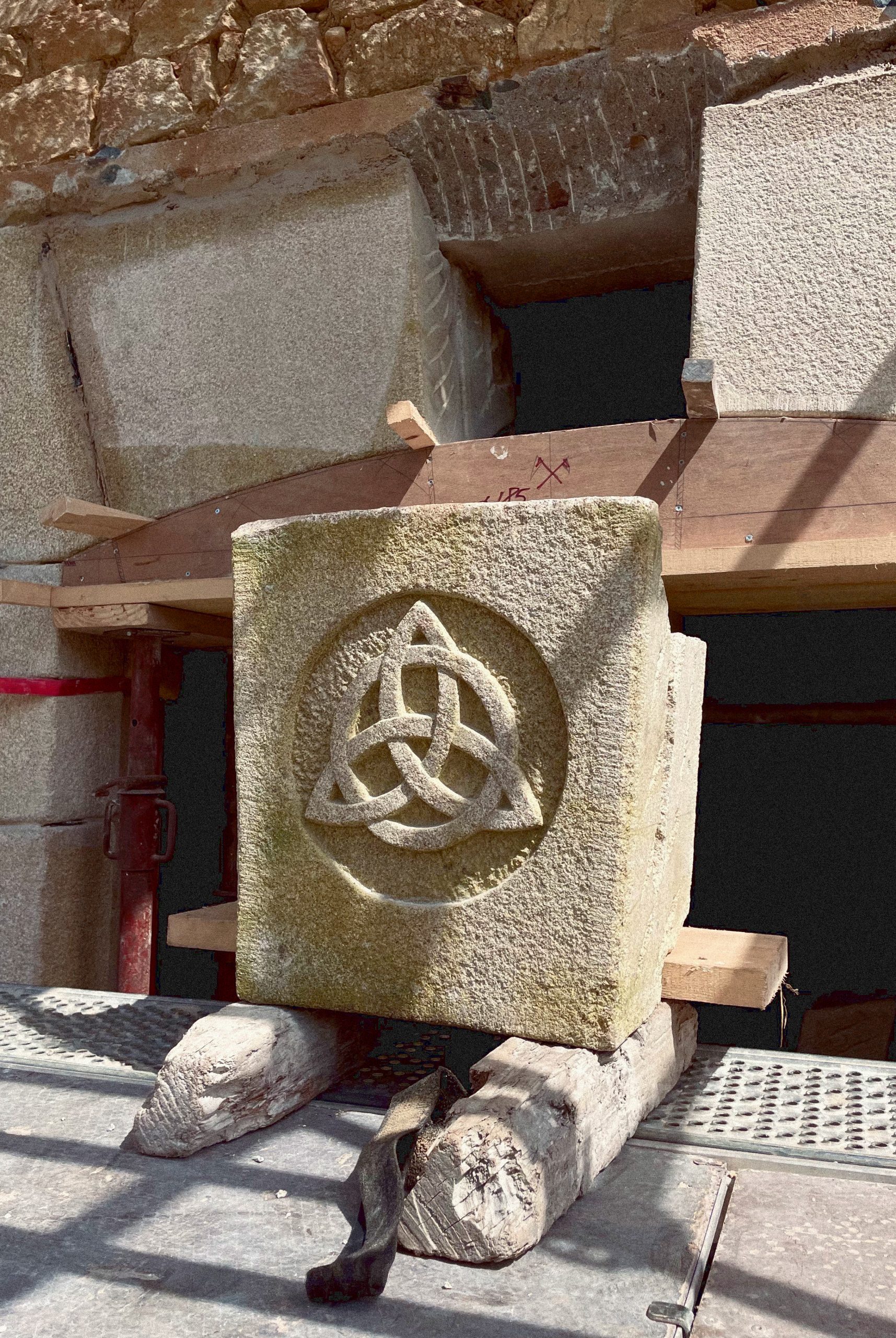 Clef de voûte et bas relief d'art sacré par un graveur tailleur de pierre traditionnel 