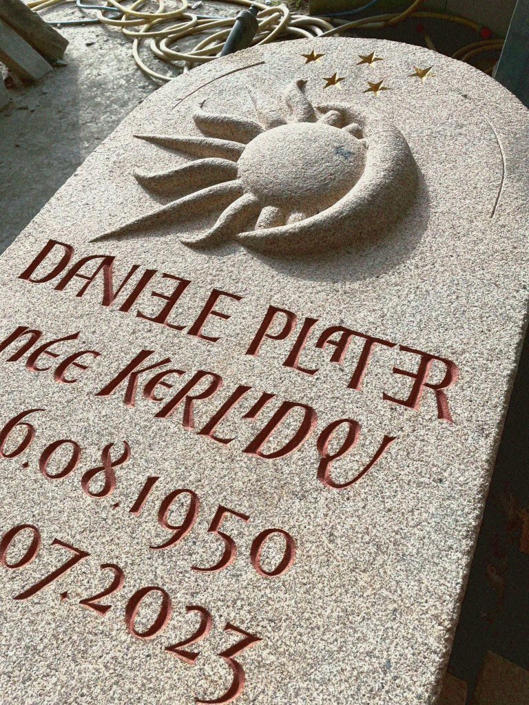 Stèle funéraire et lettrage sur mesure par un graveur et tailleur de pierre