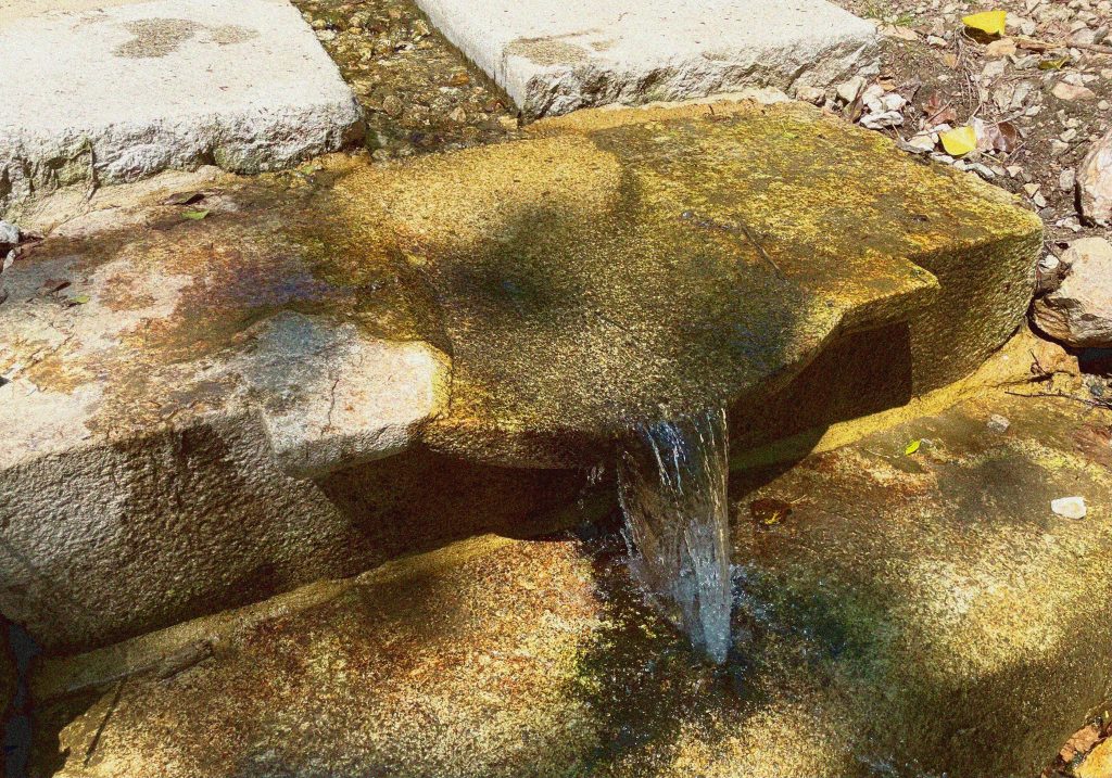 Projet paysagiste et taille d'un exutoire et de piliers en granite massif par un tailleur de pierre