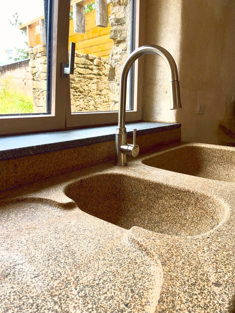 Évier en pierre massive par un tailleur de pierre