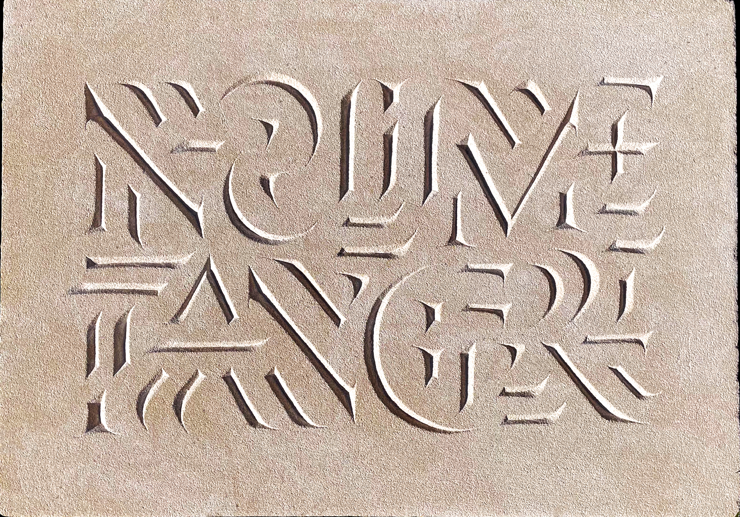 Art sacré et gravure de lettres sur mesure par un graveur sur pierre traditionnel