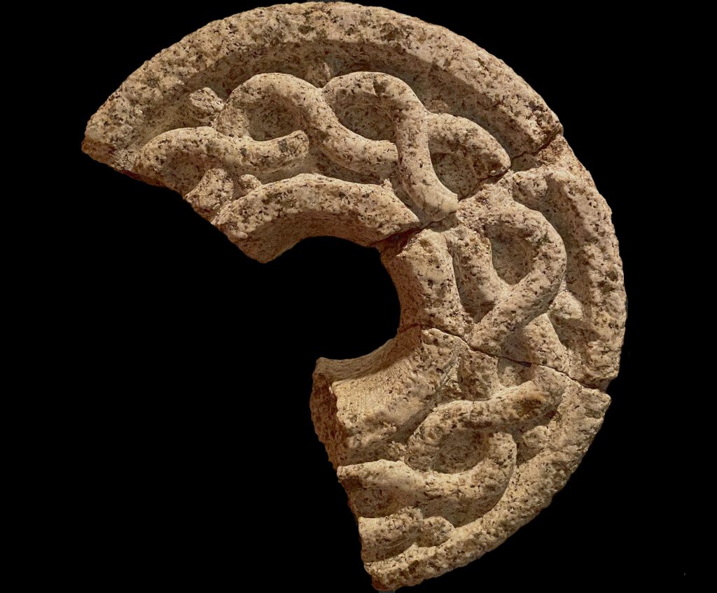 Objet d'art sacré en bas relief, pierre de taille 