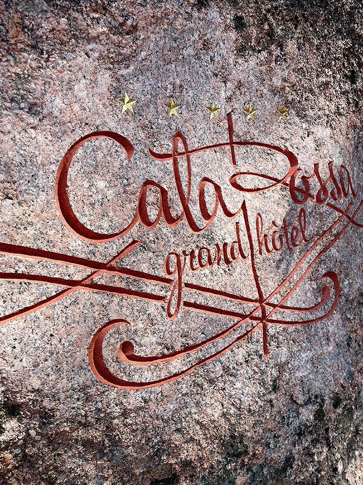 Signalétique gravée sur pierre pour le Grand Hôtel de Cala Rossa par artisan graveur sur pierre