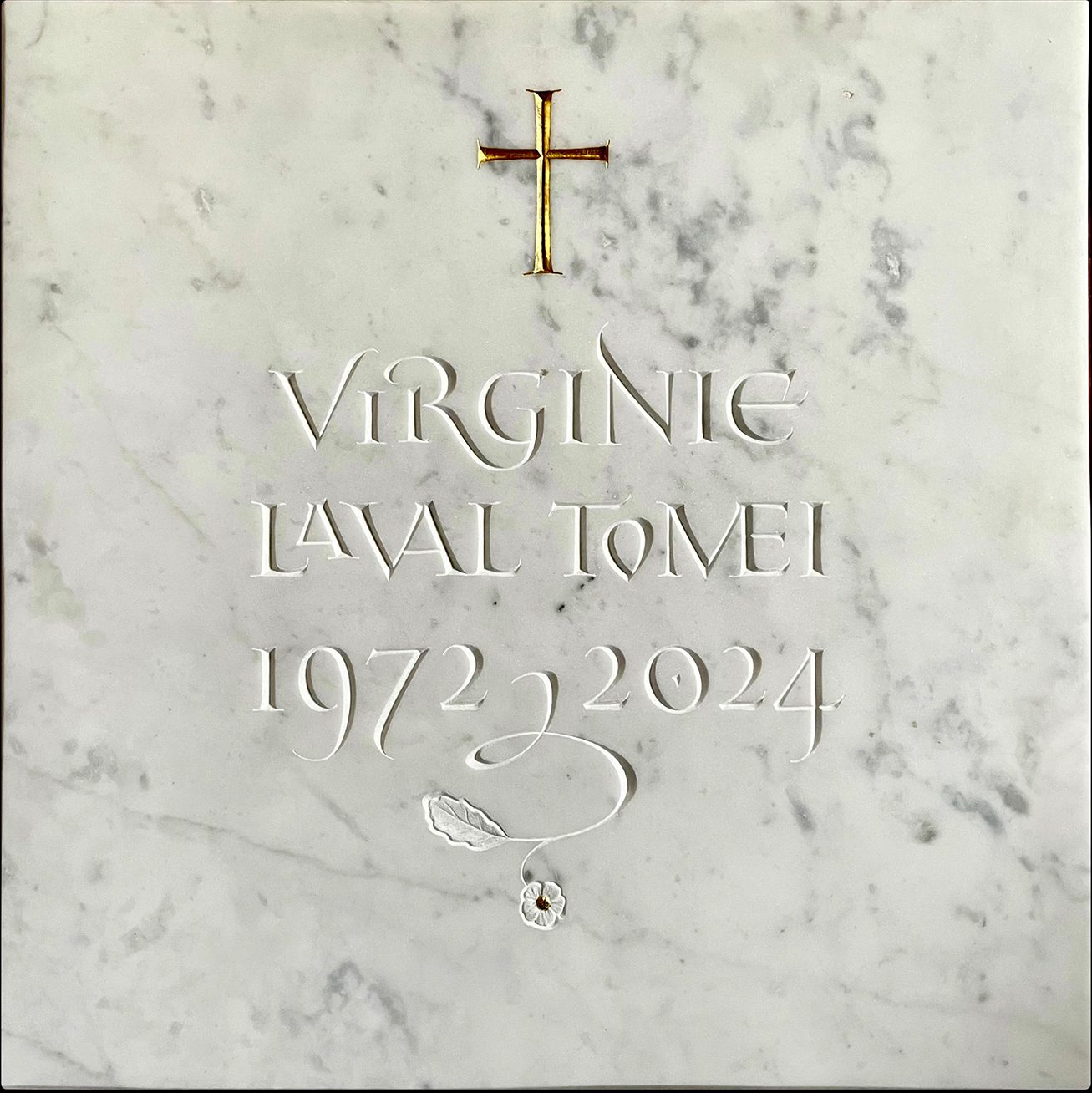 Plaque funéraire avec lettrage et bas relief sur mesure par un graveur et tailleur de pierre