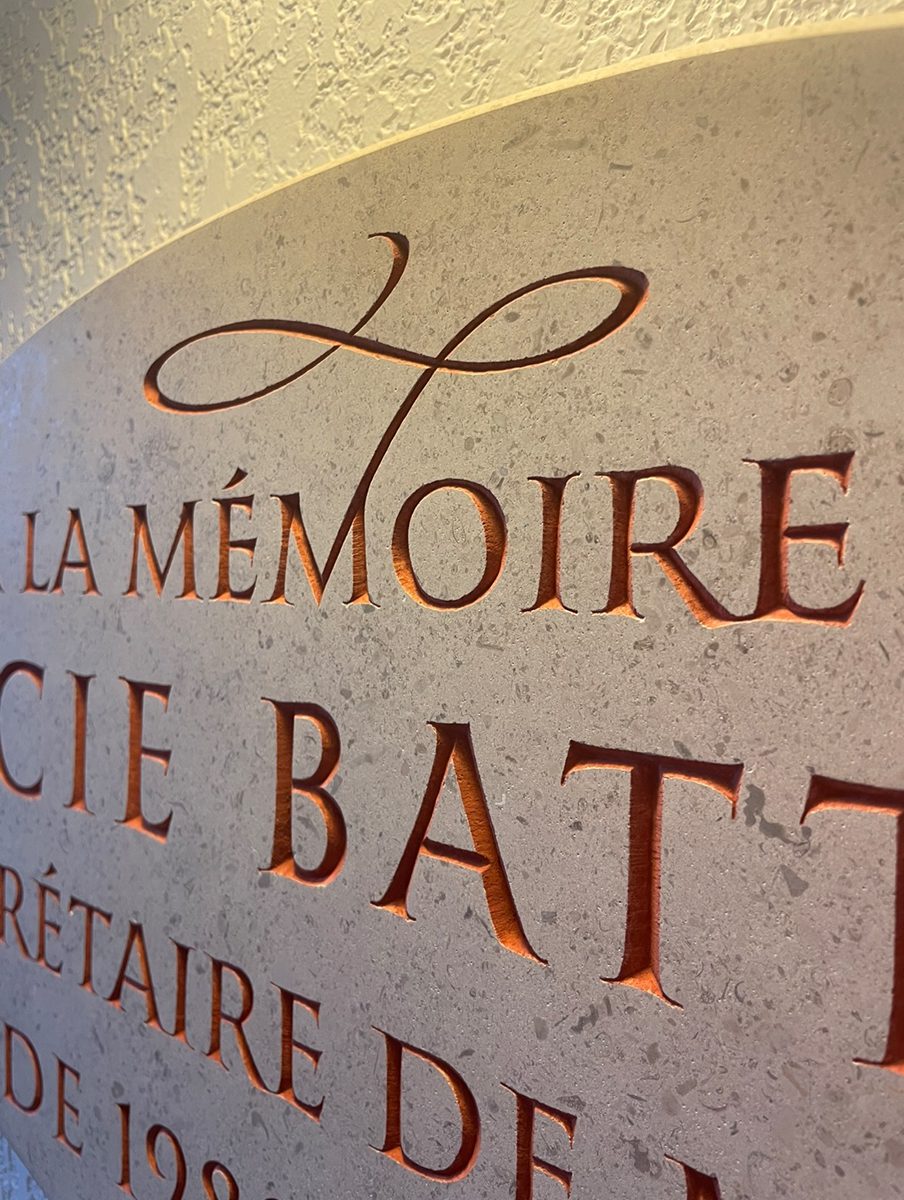 Plaque commémorative en calcaire de Moléanos pour la mairie de Manso, gravure et peinture manuelles