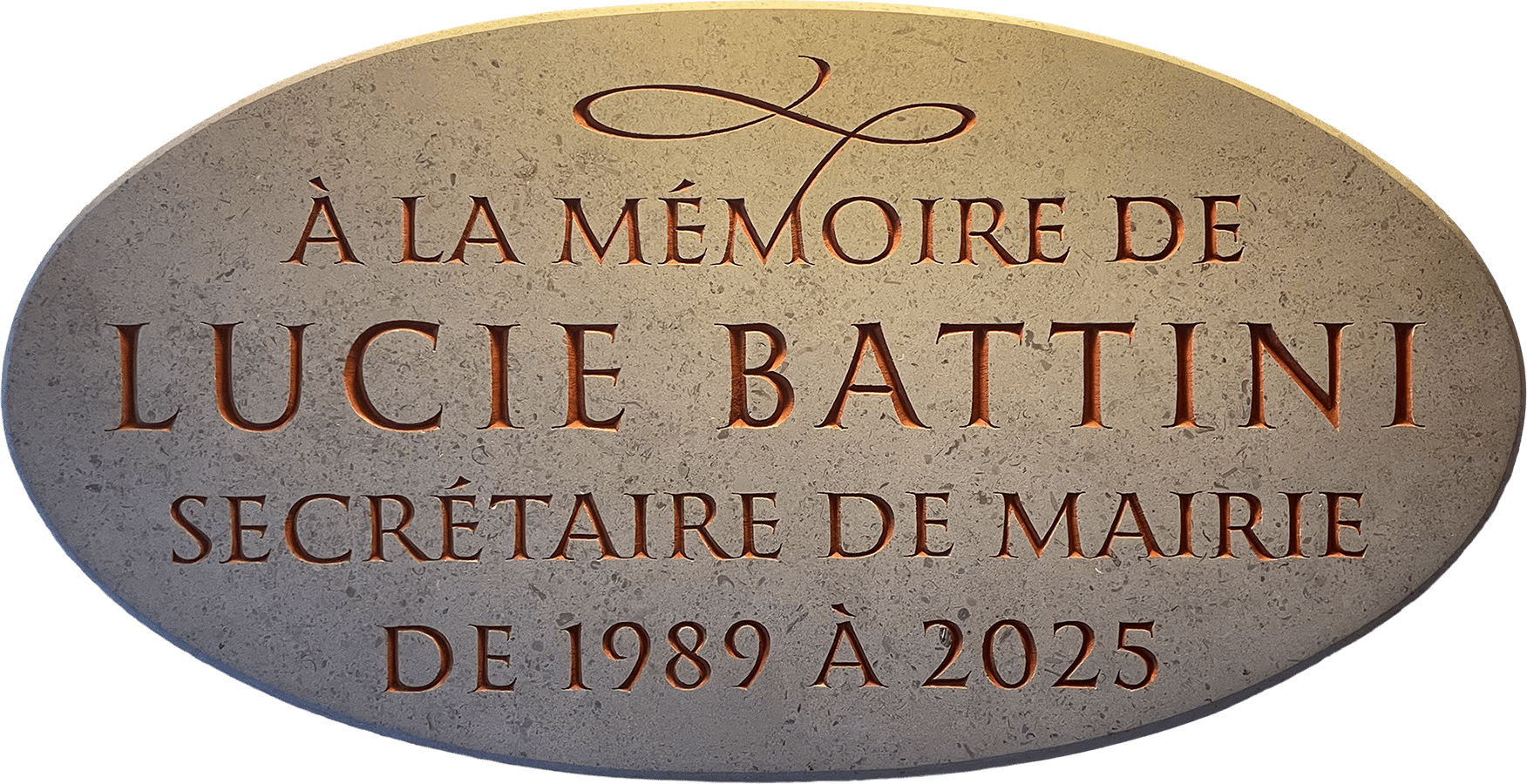 Plaque commémorative en calcaire de Moléanos pour la mairie de Manso, gravure et peinture manuelles