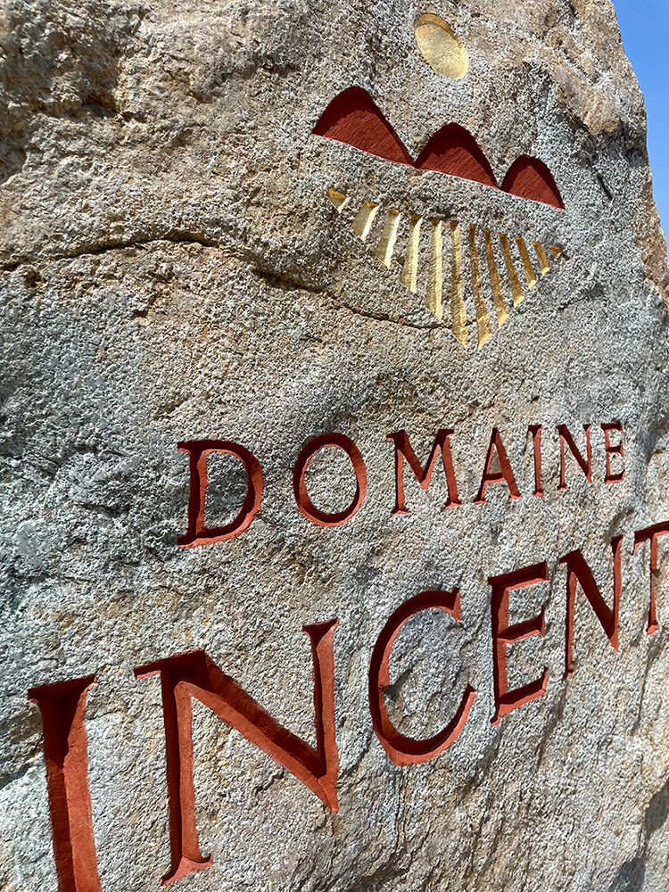 Signalétique de vignoble, Domaine Vincenti, gravure sur pierre massive, Corse