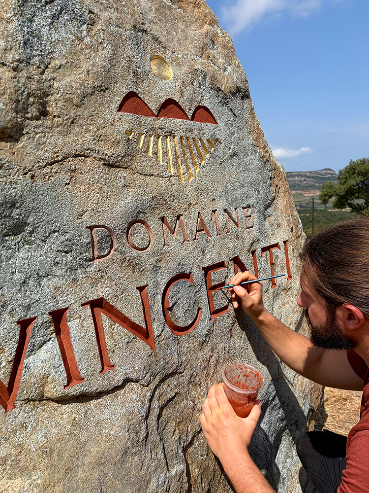 Signalétique de vignoble, Domaine Vincenti, gravure sur pierre massive, Corse